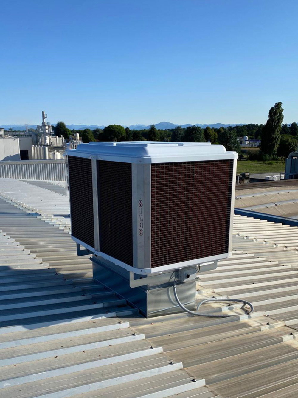 Industrial rooftop mounted cooling adiabatic evaporative cooler