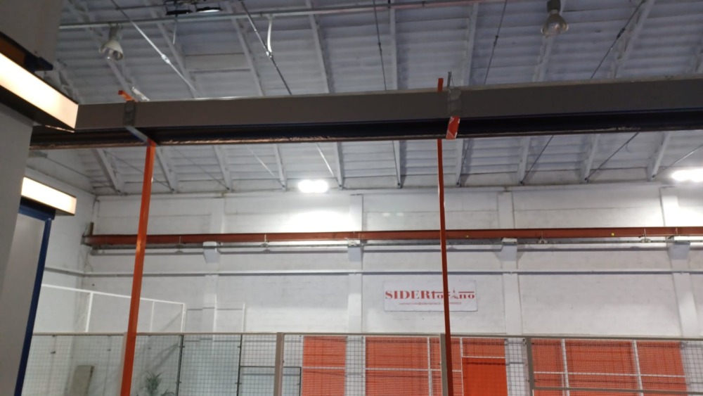 Radiant tube for padel or tennis courts